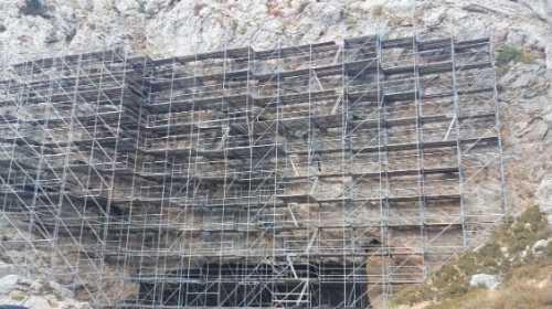 Βραχοπροστασία στο Ιδαίον Άνδρον του Ψηλορείτη.